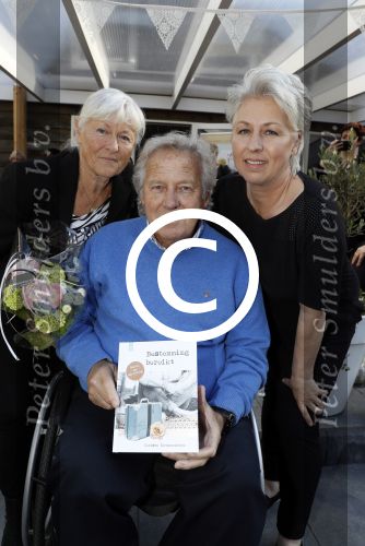 Lelystad 7 april 2017 
Uitreiking boek Christa Krommenhoek ( dochter Koos Alberts). Koos en Joke krijgen het eerste boek van haar.