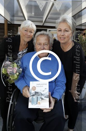 Lelystad 7 april 2017 
Uitreiking boek Christa Krommenhoek ( dochter Koos Alberts). Koos en Joke krijgen het eerste boek van haar.
