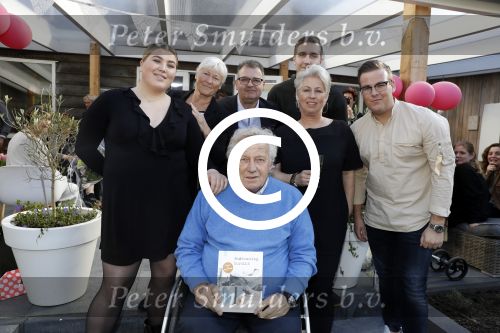Lelystad 7 april 2017 
Uitreiking boek Christa Krommenhoek ( dochter Koos Alberts). Koos en Joke krijgen het eerste boek van haar.