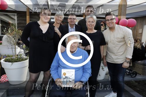 Lelystad 7 april 2017 
Uitreiking boek Christa Krommenhoek ( dochter Koos Alberts). Koos en Joke krijgen het eerste boek van haar.