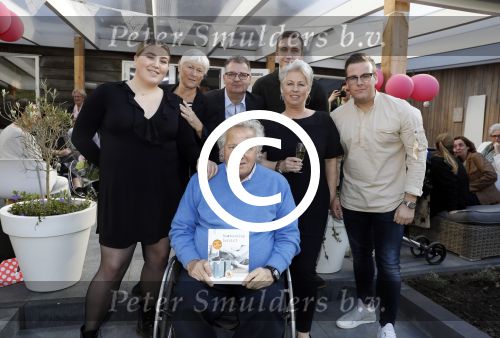 Lelystad 7 april 2017 
Uitreiking boek Christa Krommenhoek ( dochter Koos Alberts). Koos en Joke krijgen het eerste boek van haar.