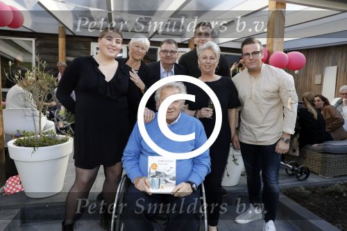 Lelystad 7 april 2017 
Uitreiking boek Christa Krommenhoek ( dochter Koos Alberts). Koos en Joke krijgen het eerste boek van haar.