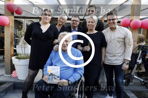 Lelystad 7 april 2017 
Uitreiking boek Christa Krommenhoek ( dochter Koos Alberts). Koos en Joke krijgen het eerste boek van haar.