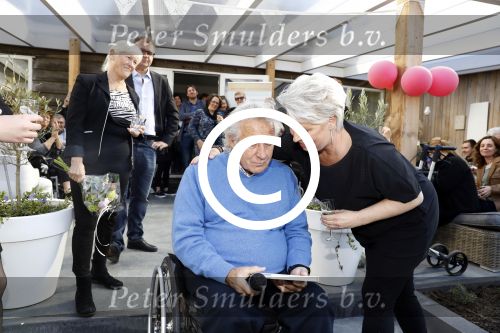 Lelystad 7 april 2017 
Uitreiking boek Christa Krommenhoek ( dochter Koos Alberts). Koos en Joke krijgen het eerste boek van haar.