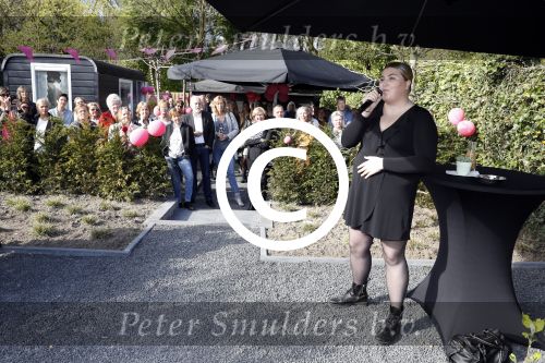 Lelystad 7 april 2017 
Uitreiking boek Christa Krommenhoek ( dochter Koos Alberts). Koos en Joke krijgen het eerste boek van haar. kleindochter Koos