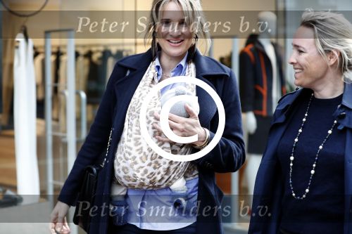 Amsterdam 12 mei 2017
Lieke v Lexmond met baby in draagzak en haar zus Jetteke v Lexmond op de pc hooftstraat