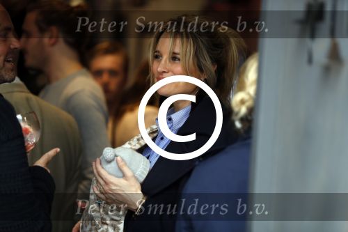 Amsterdam 12 mei 2017
Lieke v Lexmond met baby in draagzak en haar zus Jetteke v Lexmond op de pc hooftstraat