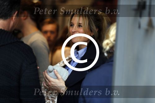 Amsterdam 12 mei 2017
Lieke v Lexmond met baby in draagzak en haar zus Jetteke v Lexmond op de pc hooftstraat
