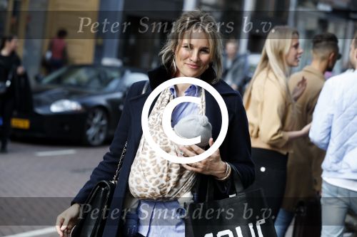 Amsterdam 12 mei 2017
Lieke v Lexmond met baby in draagzak en haar zus Jetteke v Lexmond op de pc hooftstraat