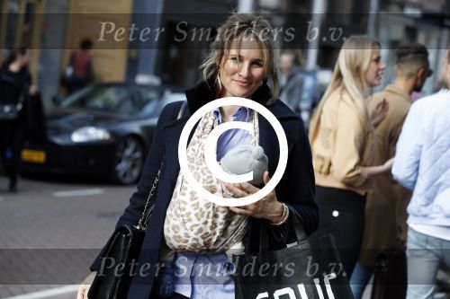Amsterdam 12 mei 2017
Lieke v Lexmond met baby in draagzak en haar zus Jetteke v Lexmond op de pc hooftstraat