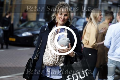 Amsterdam 12 mei 2017
Lieke v Lexmond met baby in draagzak en haar zus Jetteke v Lexmond op de pc hooftstraat