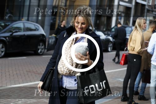 Amsterdam 12 mei 2017
Lieke v Lexmond met baby in draagzak en haar zus Jetteke v Lexmond op de pc hooftstraat