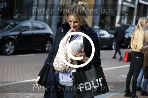 Amsterdam 12 mei 2017
Lieke v Lexmond met baby in draagzak en haar zus Jetteke v Lexmond op de pc hooftstraat