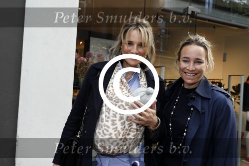 Amsterdam 12 mei 2017
Lieke v Lexmond met baby in draagzak en haar zus Jetteke v Lexmond op de pc hooftstraat