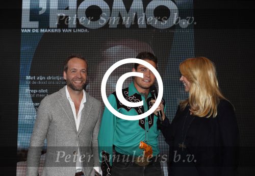 Amsterdam 8 mei 2017
Presentatie L\'Homo met Douwe Bob op de cover. Linda de Mol overhandigt het eerste exemplaar.