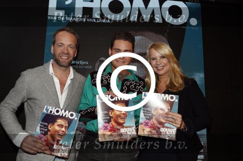 Amsterdam 8 mei 2017
Presentatie L\'Homo met Douwe Bob op de cover. Linda de Mol overhandigt het eerste exemplaar.