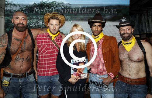 Amsterdam 8 mei 2017
Presentatie L\'Homo met Douwe Bob op de cover. Linda de Mol overhandigt het eerste exemplaar.