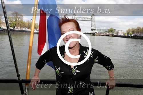 Rotterdam 9 mei 2017
Presentatie cd Joke Bruijs op een boot in Rotterdam. Loes Luca