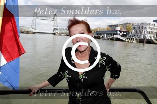 Rotterdam 9 mei 2017
Presentatie cd Joke Bruijs op een boot in Rotterdam. Loes Luca