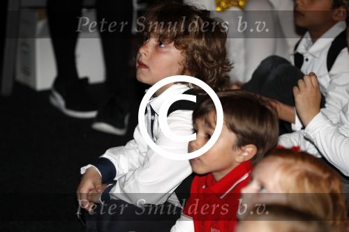 Fijnaart 21 april 2017
O\'g3ne en Frans bauer geven feestje in Fijnaart voor de kinderen van de basisschool de springplank waar ze op gezeten hebben. Mariska Frans Jr Christiaan Lucas en Jan alsmede de vader en moeder van de meiden van O\'g3ne zijn ook aanwezig.