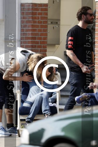 Amsterdam 31 maart 2017 
Manuel Broekman met zijn vriendin Adriana Mosk op straat in Amsterdam