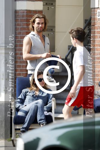 Amsterdam 31 maart 2017 
Manuel Broekman met zijn vriendin Adriana Mosk op straat in Amsterdam
