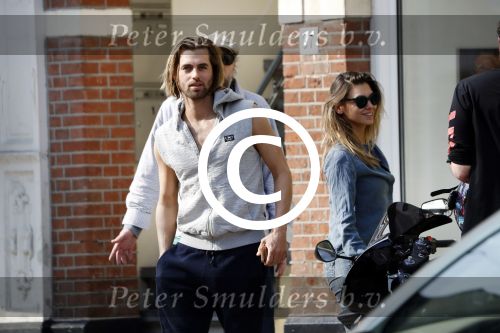 Amsterdam 31 maart 2017 
Manuel Broekman met zijn vriendin Adriana Mosk op straat in Amsterdam