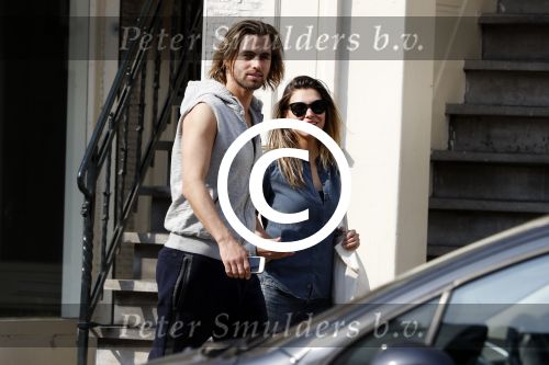 Amsterdam 31 maart 2017 
Manuel Broekman met zijn vriendin Adriana Mosk op straat in Amsterdam