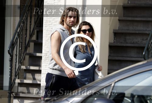 Amsterdam 31 maart 2017 
Manuel Broekman met zijn vriendin Adriana Mosk op straat in Amsterdam