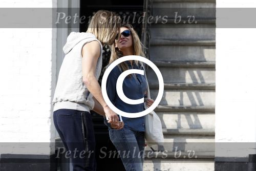 Amsterdam 31 maart 2017 
Manuel Broekman met zijn vriendin Adriana Mosk op straat in Amsterdam