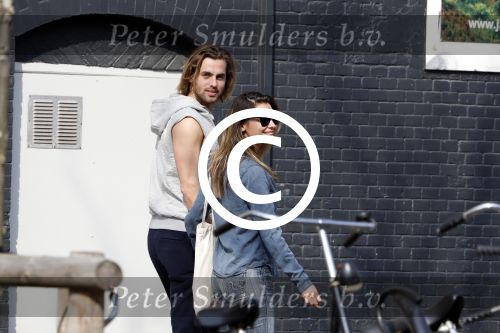 Amsterdam 31 maart 2017 
Manuel Broekman met zijn vriendin Adriana Mosk op straat in Amsterdam