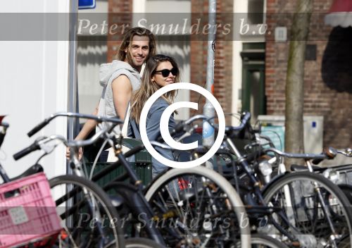 Amsterdam 31 maart 2017 
Manuel Broekman met zijn vriendin Adriana Mosk op straat in Amsterdam