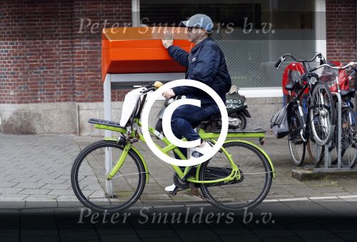 Amsterdam 13 mei 2017  
Marc Marie Huijbregts op zijn froene fiets in Amsterdam.