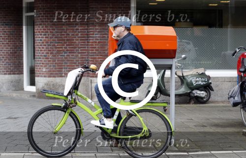 Amsterdam 13 mei 2017  
Marc Marie Huijbregts op zijn froene fiets in Amsterdam.