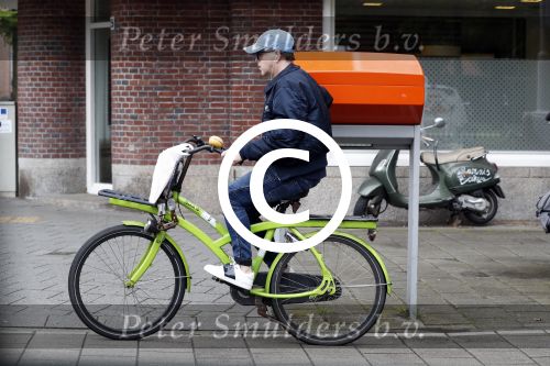 Amsterdam 13 mei 2017  
Marc Marie Huijbregts op zijn froene fiets in Amsterdam.