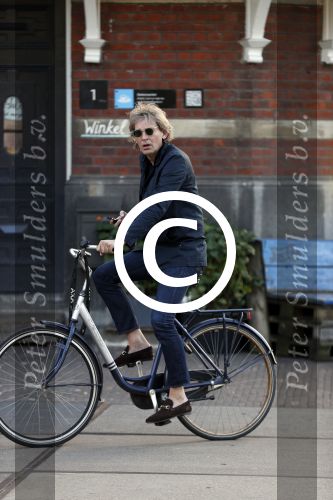 Amsterdam 9 mei 20-17
Matthijs v Nieuwkerk met mobiel op de fiets.