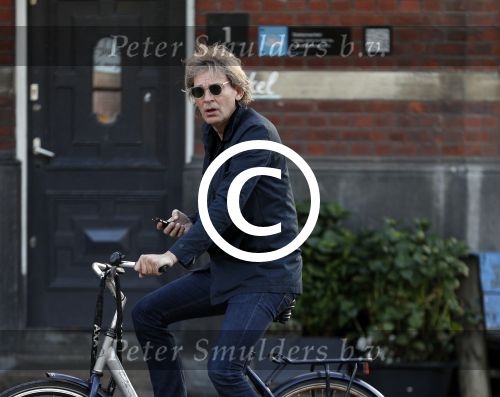 Amsterdam 9 mei 20-17
Matthijs v Nieuwkerk met mobiel op de fiets.