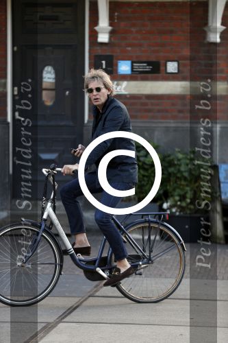 Amsterdam 9 mei 20-17
Matthijs v Nieuwkerk met mobiel op de fiets.