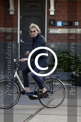 Amsterdam 9 mei 20-17
Matthijs v Nieuwkerk met mobiel op de fiets.