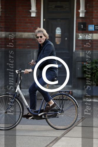 Amsterdam 9 mei 20-17
Matthijs v Nieuwkerk met mobiel op de fiets.