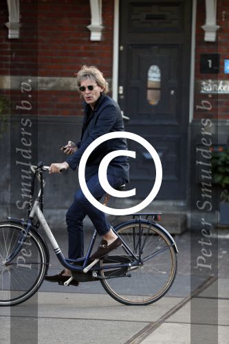 Amsterdam 9 mei 20-17
Matthijs v Nieuwkerk met mobiel op de fiets.