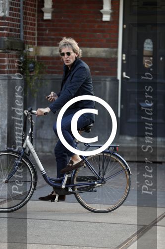 Amsterdam 9 mei 20-17
Matthijs v Nieuwkerk met mobiel op de fiets.