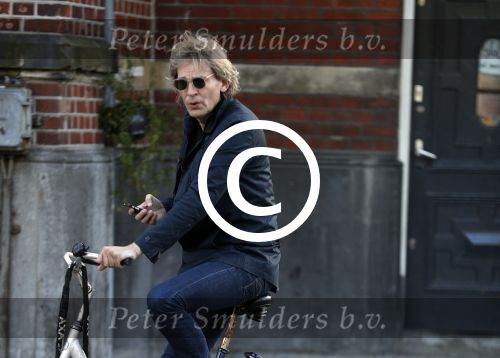 Amsterdam 9 mei 20-17
Matthijs v Nieuwkerk met mobiel op de fiets.