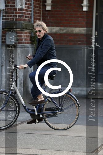 Amsterdam 9 mei 20-17
Matthijs v Nieuwkerk met mobiel op de fiets.