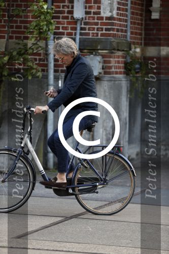 Amsterdam 9 mei 20-17
Matthijs v Nieuwkerk met mobiel op de fiets.