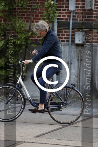 Amsterdam 9 mei 20-17
Matthijs v Nieuwkerk met mobiel op de fiets.