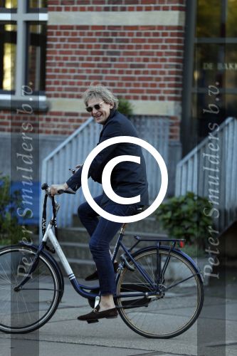 Amsterdam 9 mei 20-17
Matthijs v Nieuwkerk met mobiel op de fiets.