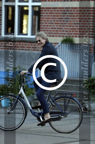 Amsterdam 9 mei 20-17
Matthijs v Nieuwkerk met mobiel op de fiets.