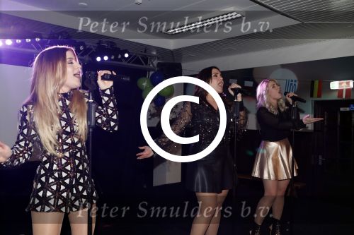 Fijnaart 21 april 2017
O\'g3ne en Frans bauer geven feestje in Fijnaart voor de kinderen van de basisschool de springplank waar ze op gezeten hebben. Mariska Frans Jr Christiaan Lucas en Jan alsmede de vader en moeder van de meiden van O\'g3ne zijn ook aanwezig.