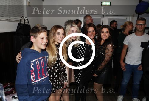 Fijnaart 21 april 2017
O\'g3ne en Frans bauer geven feestje in Fijnaart voor de kinderen van de basisschool de springplank waar ze op gezeten hebben. Mariska Frans Jr Christiaan Lucas en Jan alsmede de vader en moeder van de meiden van O\'g3ne zijn ook aanwezig.